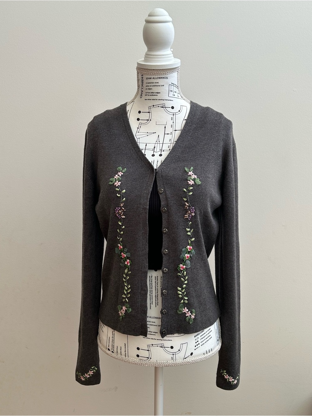 Women’s SHU+SHU Dark Gray Embroidered V-Neck Cardigan Sweater Size Small